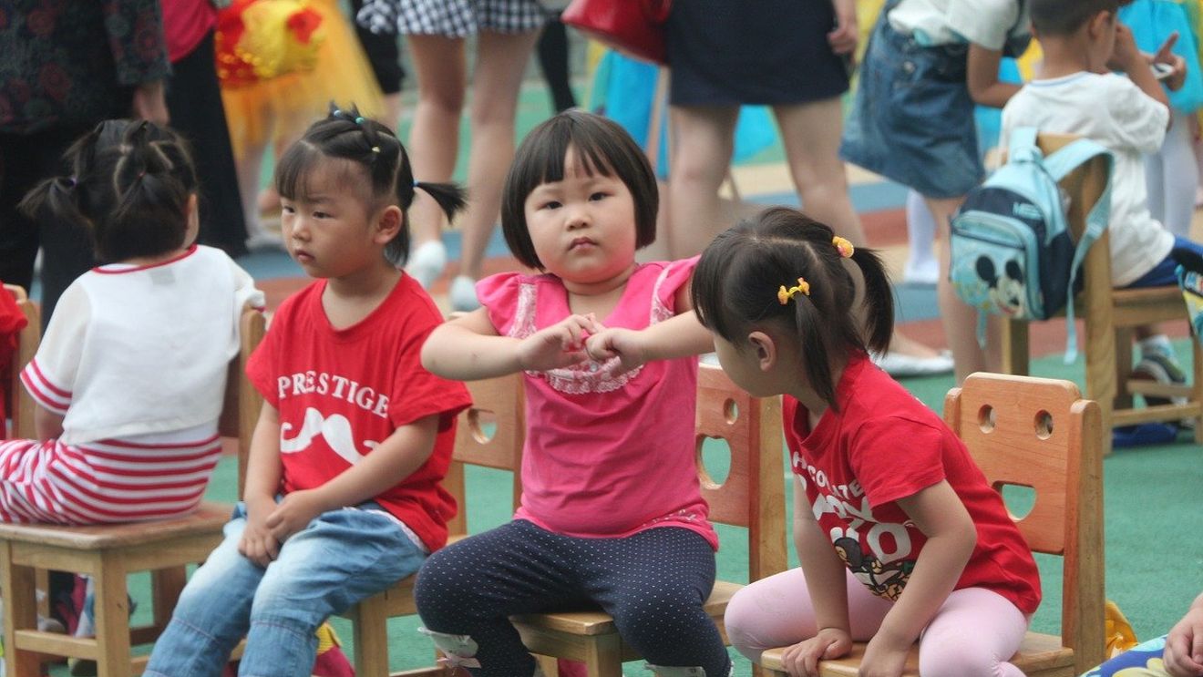 China urmează să autorizeze familiile să aibă trei copii, în urma unei scăderi puternice a ratei natalităţii
