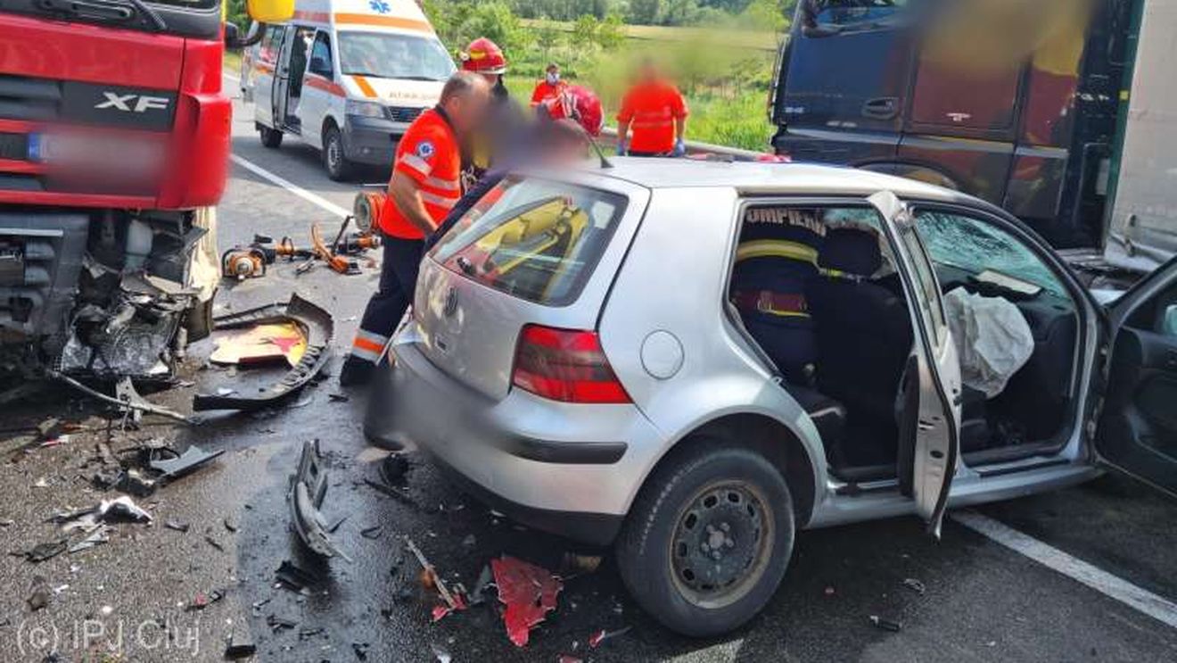 O femeie de 63 de ani a murit într-un accident din Cluj, în care au fost implicate cinci mașini