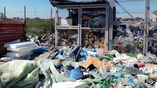 FOTO Garda de Mediu a dat amenda maximă de 60.000 de lei unui dezvoltator imobiliar din Constanța pentru că a aruncat gunoaiele la întâmplare/ Amenda vine la o zi după ce alt constructor a primit două amenzi pentru mormane de deșeuri