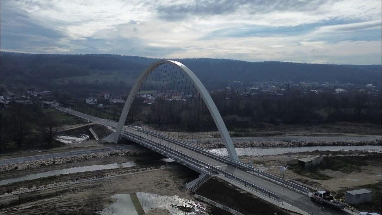 A fost recepționat podul cu cel mai mare arc parabolic din România, peste Râul Argeșel, între Mioveni și Davidești