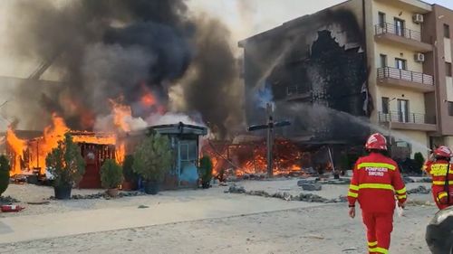 VIDEO Incendiu puternic la o biserică din Constanţa. Focul s-a extins și la un bloc: 11 apartamente afectate, fațada imobilului distrusă de foc