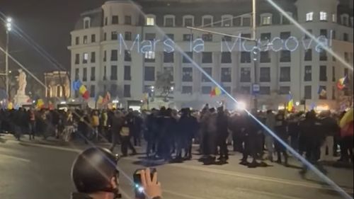 Bărbatul care a proiectat mesajul „Marș la Moscova” pe clădirile de la Universitate, în timpul protestului extremiștilor, amendat cu 1000 de lei