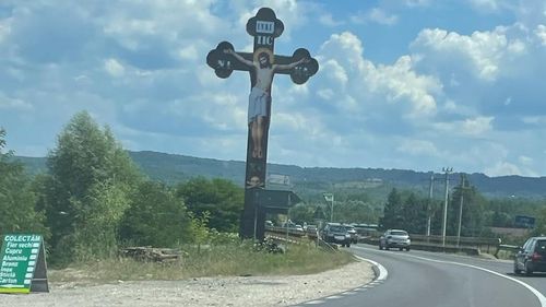 Misterul crucilor-gigant de pe drumul dintre București și Sibiu / Două cruci înalte de zece metri au apărut la Brezoi și Milcoiu / Administrațiile locale spun că au fost ridicate fără autorizație
