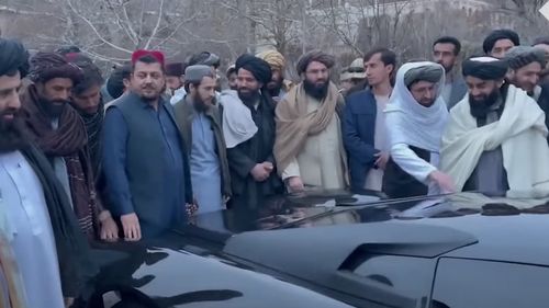 Talibanii au prezentat primul autoturism sport fabricat în Afganistan / Are motor Toyota, iar caroseria e inspirată din modelele Bugatti
