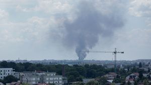 UPDATE Cel puțin un bloc a fost evacuat din pricina pericolului de explozie. Mai multe autospeciale acționează pentru stingerea incendiului izbucnit la centrul de colectare a deșeurilor din Sectorul 6 din București. În interior există butelii