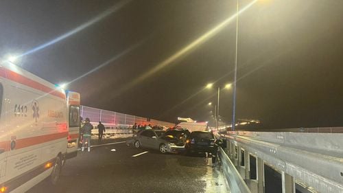 UPDATE Accident în lanț pe autostrada A1, în județul Sibiu, cu victime / Șase autovehicule s-au ciocnit, o persoană a căzut de pe un pod și a murit
