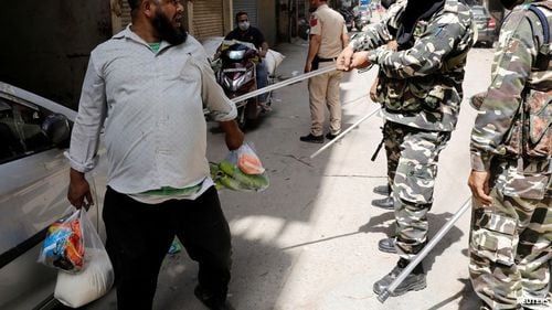 VIDEO Măsurile ”inventive” pe care le iau polițiștii indieni împotriva celor care nu respectă izolarea: Pe turiști îi pun să scrie de sute de ori că își cer scuze, pe localnici îi amenință cu izolarea într-o cameră în care sunt difuzate pe bandă rulantă cântece de la Bollywood