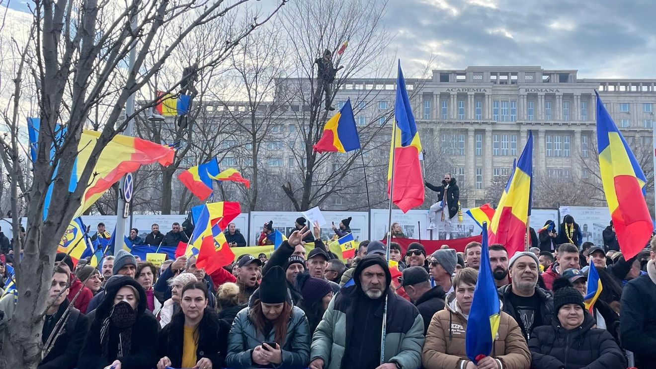 Amenzi de 32.000 de lei aplicate de jandarmerie și o sesizare pentru distrugere la mitingul neautorizat pro-Călin Georgescu și anti-Iohannis / Trei sancțiuni pentru zboruri cu drone neautorizate