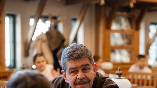 FOTO Elevi și personalități, colegi de bancă la o „Oră de caligrafie” dedicată scrisului de mână în era digitală / ”Într-o vreme în care AI generează texte instant, scrisul de mână construiește gândirea”