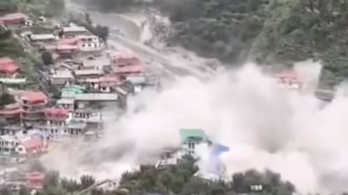 VIDEO În jur de 100 de persoane sunt date dispărute după o alunecare masivă de teren în India