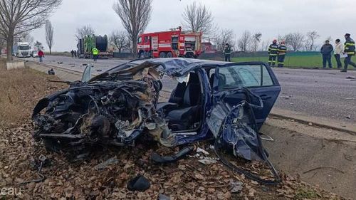 O persoană încarcerată după ce mașina în care se afla a fost lovită de un camion/ Polițiștii au deschis dosar penal pentru vătămare corporală din culpă