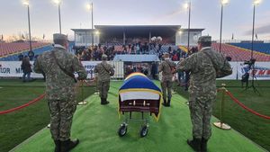Sicriul legendarului Emeric Ienei, depus la Stadionul Municipal „Iuliu Bodola” din Oradea / Gabi Balint, printre sportivii care au venit să-și ia rămas-bun / Înmormântarea are loc sâmbătă, la Cimitirul Municipal Oradea