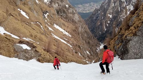 Doi tineri au rămas blocați în munți, pe Valea Cerbului. Salvamontiștii din Bușteni au reușit să ajungă la ei