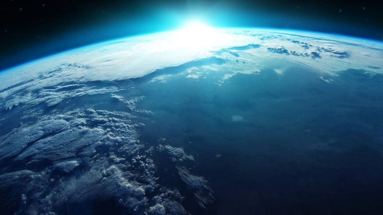 Pământul reflectă din ce în ce mai puţină lumină solară, potrivit unui studiu de specialitate / Scăderea concentraţiei de gheaţă marină şi a stratului de zăpadă în emisfera nordică a contribuit la întunecarea atmosferei