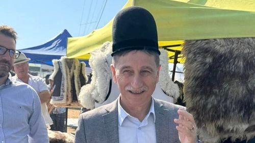 PSD îl ironizează pe președintele Consiliului Județean Alba, care s-a plâns că festivalul „Coborâtul oilor” s-a desfășurat fără oi: „Dl Dumitrel, un fel de Biden care uită că restricțiile privind târgurile de animale au fost instituite de șeful ANSVSA, membru PNL”