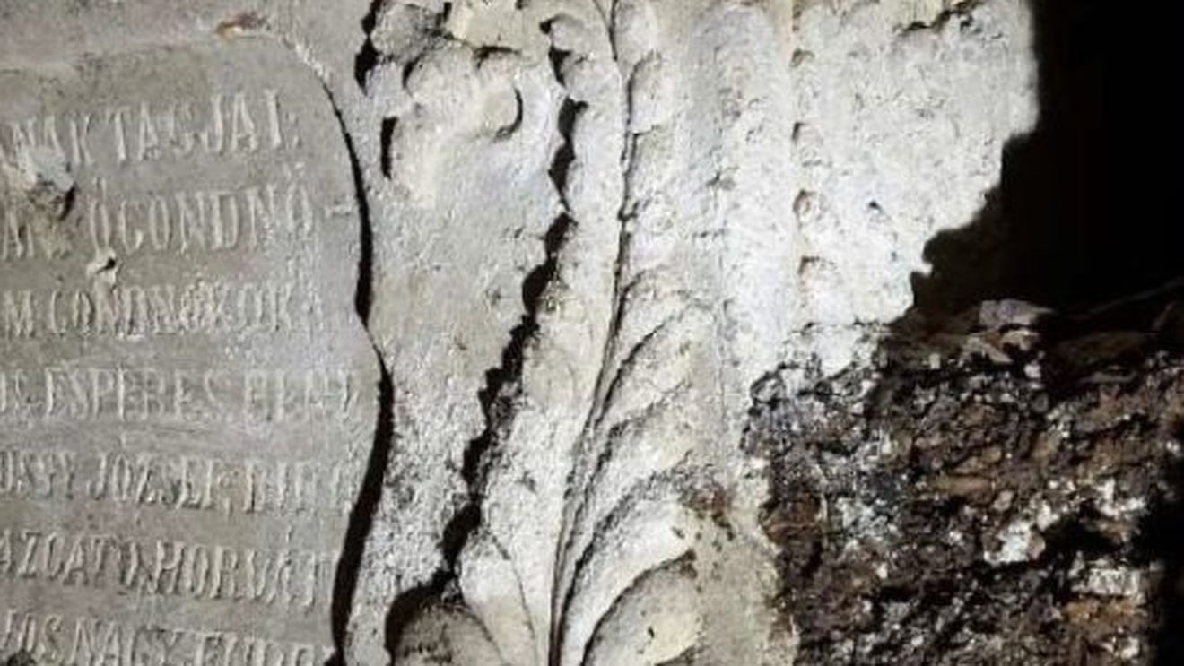 Capsula timpului descoperită în fundaţia Colegiului Reformat din Târgu Mureş: O cutie de piatră ornamentată în stil baroc / Conţine un tub de metal de cupru cu ziare, planurile vechii şcoli
