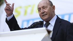 Traian Băsescu: ”Partidele ar trebui să tacă. Românii au opţiunea către Est şi atunci votează Simion sau către Vest, să rămânem unde suntem”  / România nu poate suporta un preşedinte aventurier, izolaţionist