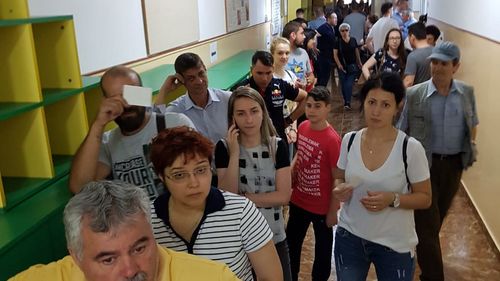 FOTO Coadă la o secție de vot din Constanța după o mobilizare fără precedent a votanților din orașul lui Radu Mazăre