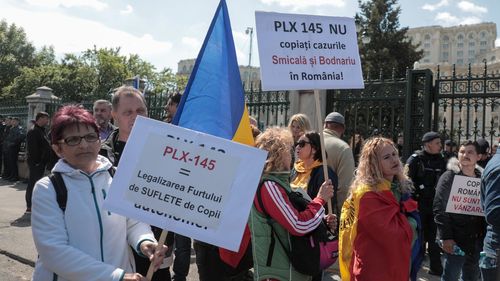 Deputatul UDMR Csoma Botond susține că a fost amenințat la Parlament de protestatarii AUR, care i-ar fi strigat: ”Luați-i gâtul!”