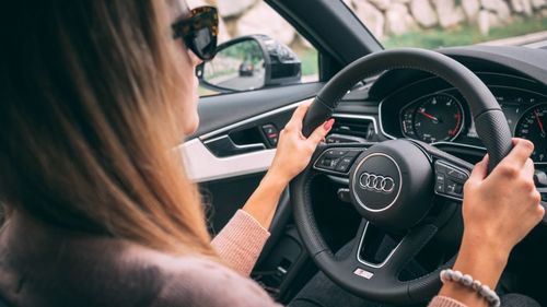 Profesoară din statul american Texas, arestată după ce și-a încuiat fiul testat pozitiv cu COVID-19 în portbagajul mașinii