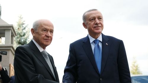 Devlet Bahçeli - ultranaționalistul transformat în aliat al islamiștilor de care Recep Tayyip Erdogan are imperios nevoie ca să fie reales președinte al Turciei și să-și poată continua guvernarea de peste 20 de ani