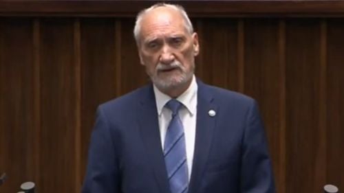Comisia pentru cercetarea influenței Rusiei asupra Guvernului Poloniei recomandă ca fostul ministru al Apărării să fie anchetat pentru trădare