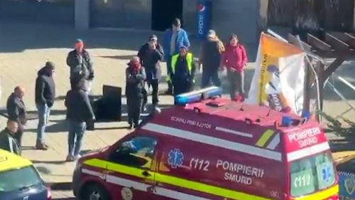 O femeie de 82 de ani din Gura Humorului a ajuns la spital semiconștientă după ce a fost lovită de un cort electoral al partidului extremist AUR luat de vânt