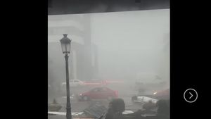 VIDEO Furtuna a făcut prăpăd în Sinaia și în mai multe localități din Prahova / Gara din Sinaia, distrusă / Întârzieri de câte 4 ore în Gara de Nord la trenuri care veneau de pe ruta Brașov