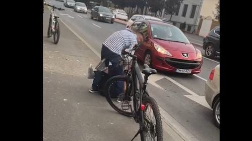 VIDEO Un șofer a fost lovit de un biciclist în Timișoara pentru că a parcat pe trotuar/ Polițiștii au deschis dosar penal