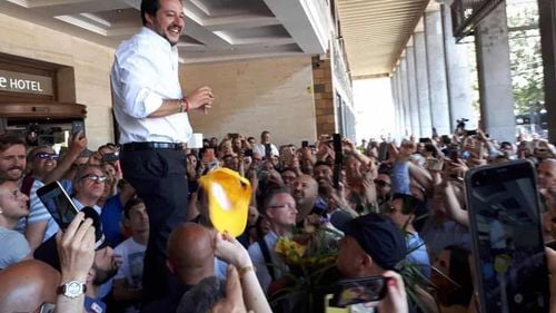 Cine sunt oamenii forte care controlează noul guvern italian: Matteo Salvini și Luigi Di Maio, șefii coaliției de guvernare