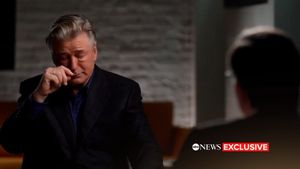 Alec Baldwin ”s-a jucat” cu arma înainte de împuşcăturile fatale, spun procurorii