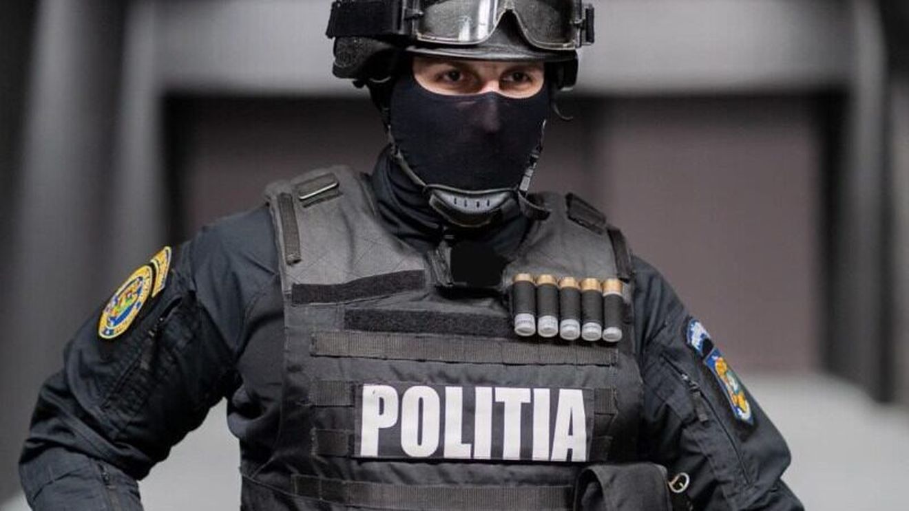 Poliţist din Bucureşti, urmărit penal pentru luare de mită / Este suspectat că ar fi primit bani pentru a introduce alimente, alcool şi un telefon mobil în arestul Poliţiei