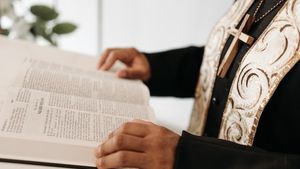 Un preot revine la altar, cu binecuvântarea Episcopiei Alexandriei și Teleormanului, deși este cercetat într-un dosar de delapidare cu un prejudiciu de aproape 5 milioane de lei