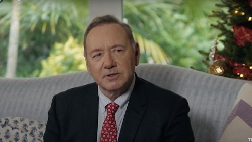 Actorul Kevin Spacey a clarificat faptul că nu este fără adăpost, după ce a declarat într-un interviu că „nu are casă” / „Mi se pare necinstit din partea mea să vă las să credeți că sunt într-adevăr fără adăpost în sensul colocvial al cuvântului” 