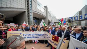 VIDEO Protest la Bruxelles al orașelor și regiunilor UE, împotriva propunerii viitorului buget european/ Emil Boc, prezent la manifestație: „Nu vrem să ne întoarcem la suveranismul autentic”