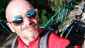 Un biciclist ucrainean a pedalat șapte ore încontinuu pentru a fugi din calea bombardamentelor rusești: „Când pedalam nu simţeam atât de multă frică, ci mai degrabă o senzaţie de ură”