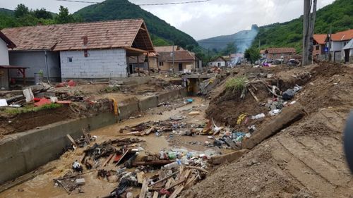 VIDEO: Momente de groază pentru membrii unei familii surprinse în casă de potopul care a măturat un sat din Alba