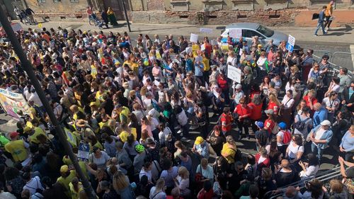 Sindicaliștii sibieni explică de ce nu au ieșit ieri în stradă, în timpul vizitei președinților României și Germaniei: nu erau strânse semnături / Peste 1.000 de profesori pichetează Prefectura Sibiu