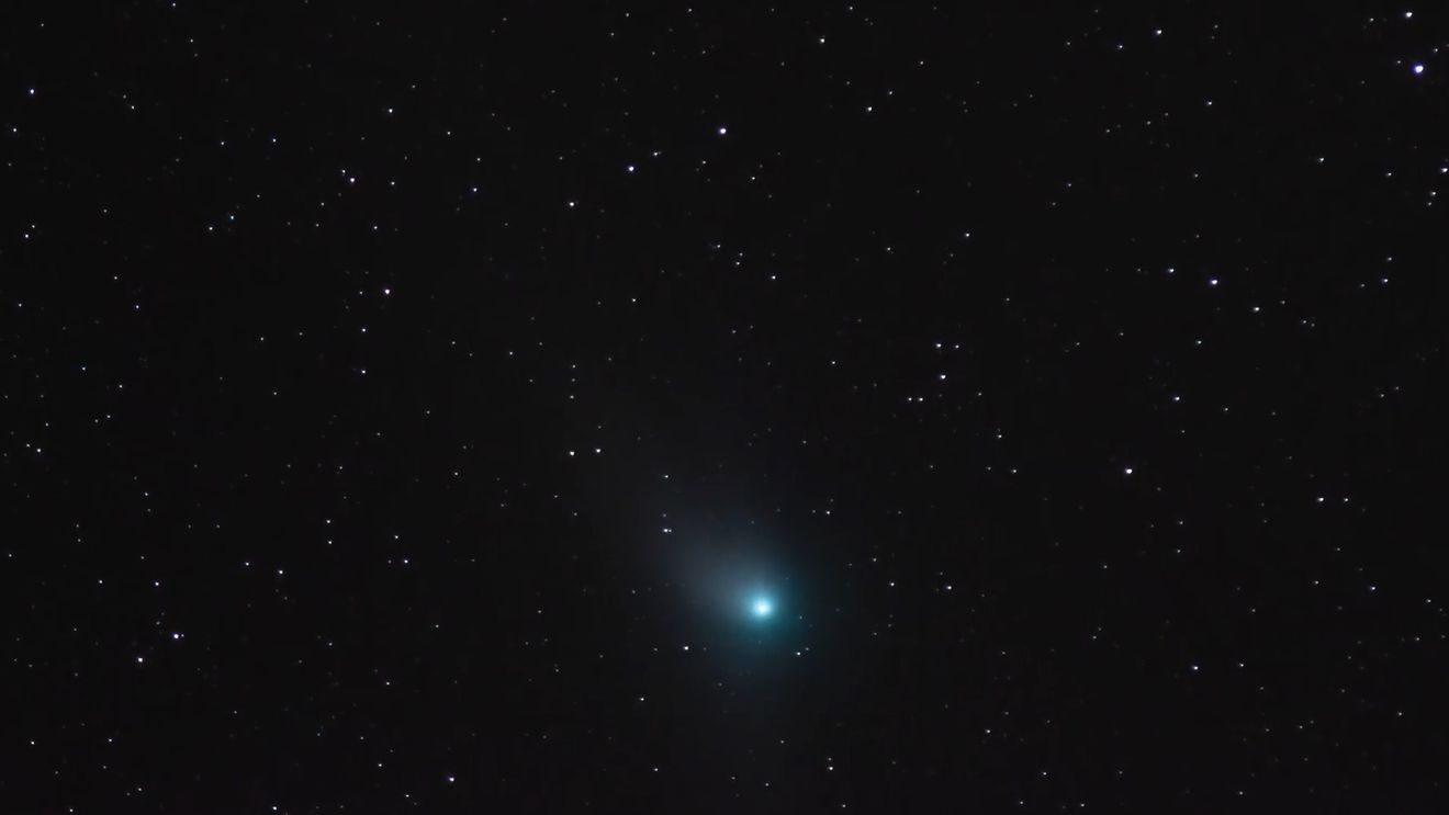 VIDEO Cometa ”verde” s-a întors în apropierea Pământului, după 50.000 de ani/ Imagini rare surprinse de un român pe cerul Transilvaniei/ Când va putea fi văzută cu ochiul liber