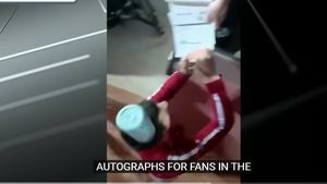 VIDEO Novak Djokovic a fost lovit în cap cu un recipient metalic după ce s-a calificat în turul trei la Roma/ Tenismanul s-a prăbușit la pământ