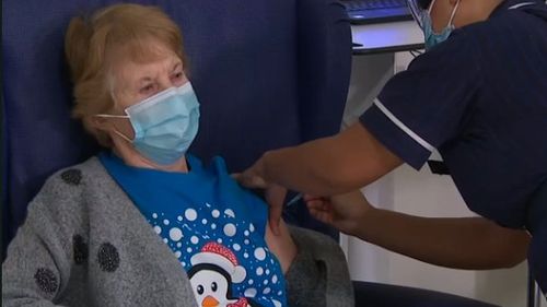 VIDEO Prima persoană din lume vaccinată pentru COVID-19 cu tratamentul Pfizer: O femeie de 90 de ani din Irlanda de Nord
