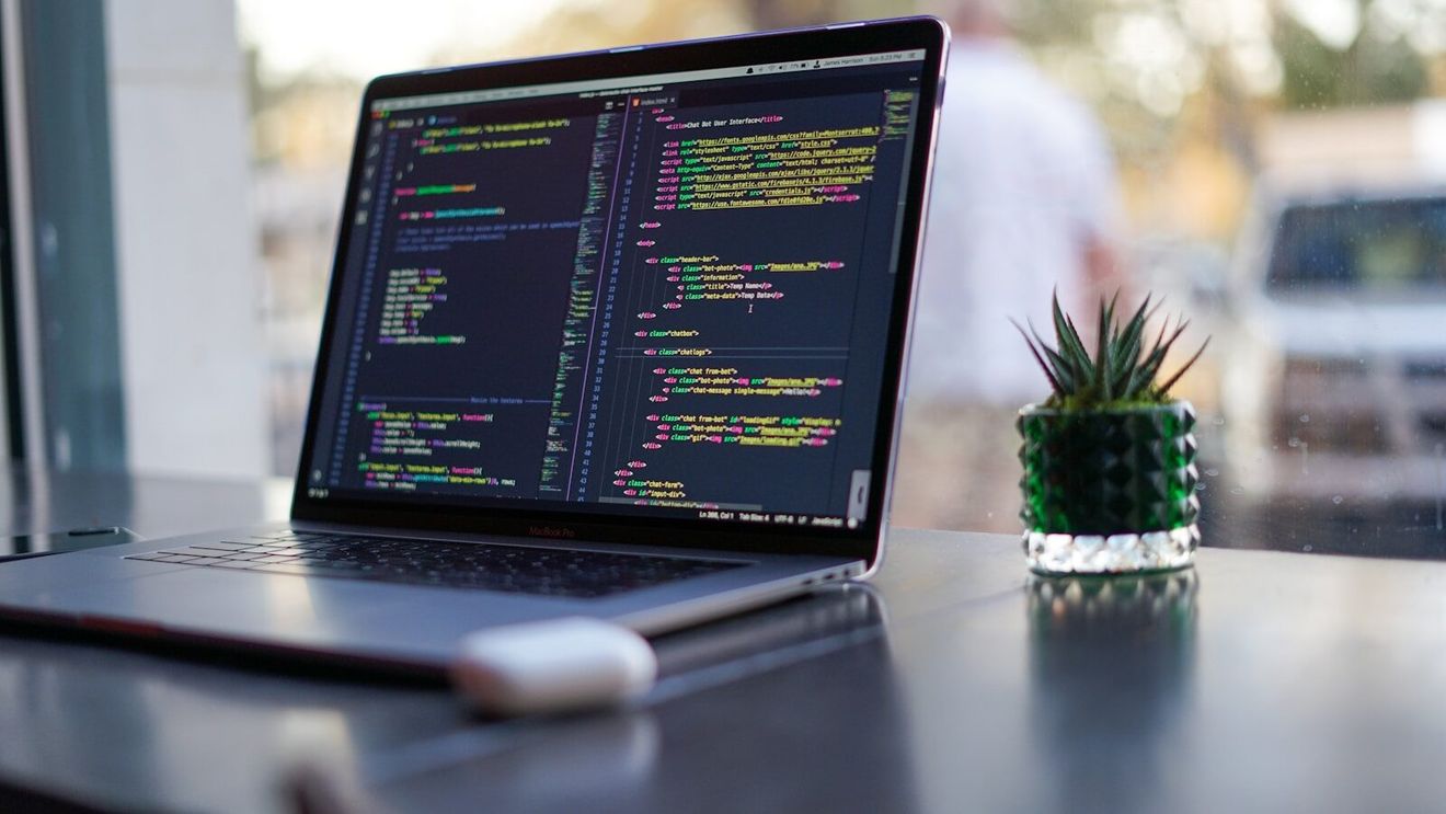 EXCLUSIV Secretul reconversiei în IT. Expert: „Nu este despre a memora limbaje de programare, ci despre a învăța să gândească logic / AI este un accelerator, nu un substitut pentru înțelegere”