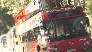 Linie de transport turistic cu autobuze supraetajate pe traseul Piaţa Presei - Piaţa Unirii / Proiectul va fi dezbătut în CGMB