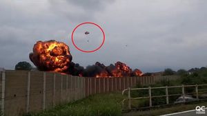 Un avion militar al forțelor aeriene italiene s-a prăbușit în Torino/ O fetiță de 5 ani a murit, fratele de 9 ani e în stare gravă