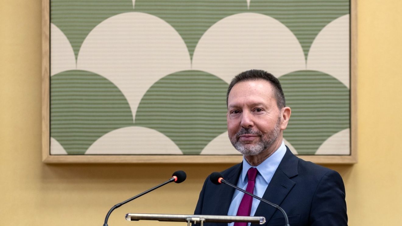 Grecii cheltuiesc anual cu 40 de miliarde de euro mai mult decât declară ca venituri, spune guvernatorul Băncii Centrale a Greciei
