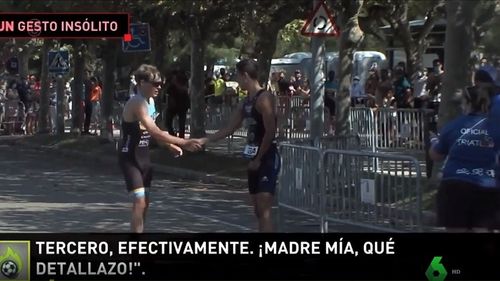 VIDEO Gest impresionant în sport: Un atlet de triatlon a renunţat la medalie în favoarea unui adversar care a greşit drumul chiar la finalul cursei