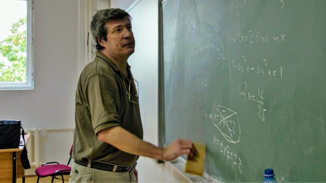Bogdan Enescu, primul profesor olimpic internațional la matematică cu elevi medaliați la Olimpiada Internațională de Matematică: O societate bazată pe pile nu funcționează în momente de criză / La clasă nu mai fac ca pe vremuri, să le predau absolut tot. Ca să câștig timp în a face exerciții, îi responsabilizez și pe ei