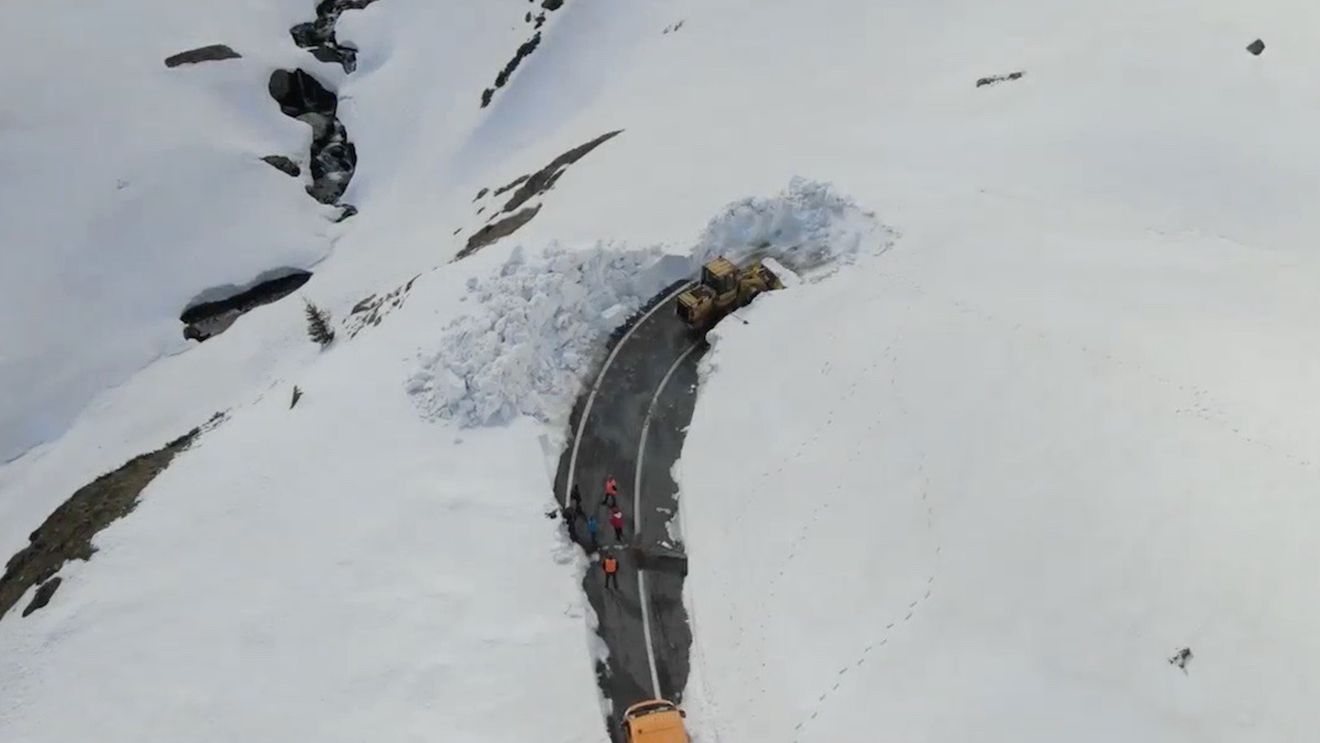 VIDEO A început deszăpezirea Transfăgărășanului / ”Zăpada depășește pe alocuri 5-6 metri grosime” / Se încearcă deschiderea drumului la 15 iunie