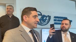 Liderul AUR, George Simion, protest la ASF, împreună cu zeci de susținători / Deputatul a pătruns în sediul instituției / În decembrie, a procedat la fel la sediul ministerului Energiei