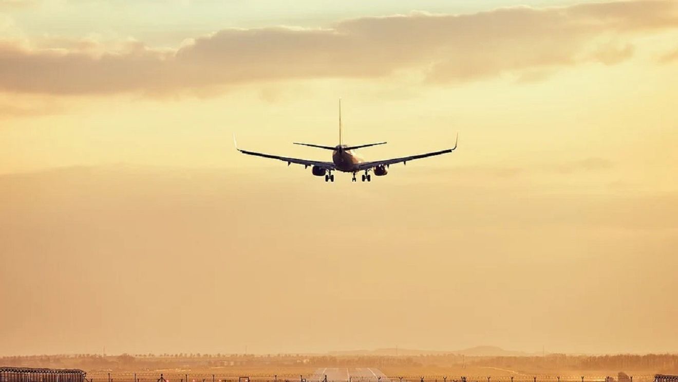 Alertă cu bombă într-un avion pe ruta Cracovia-Bristol/ Zborul a fost deviat pe aeroportul din Praga